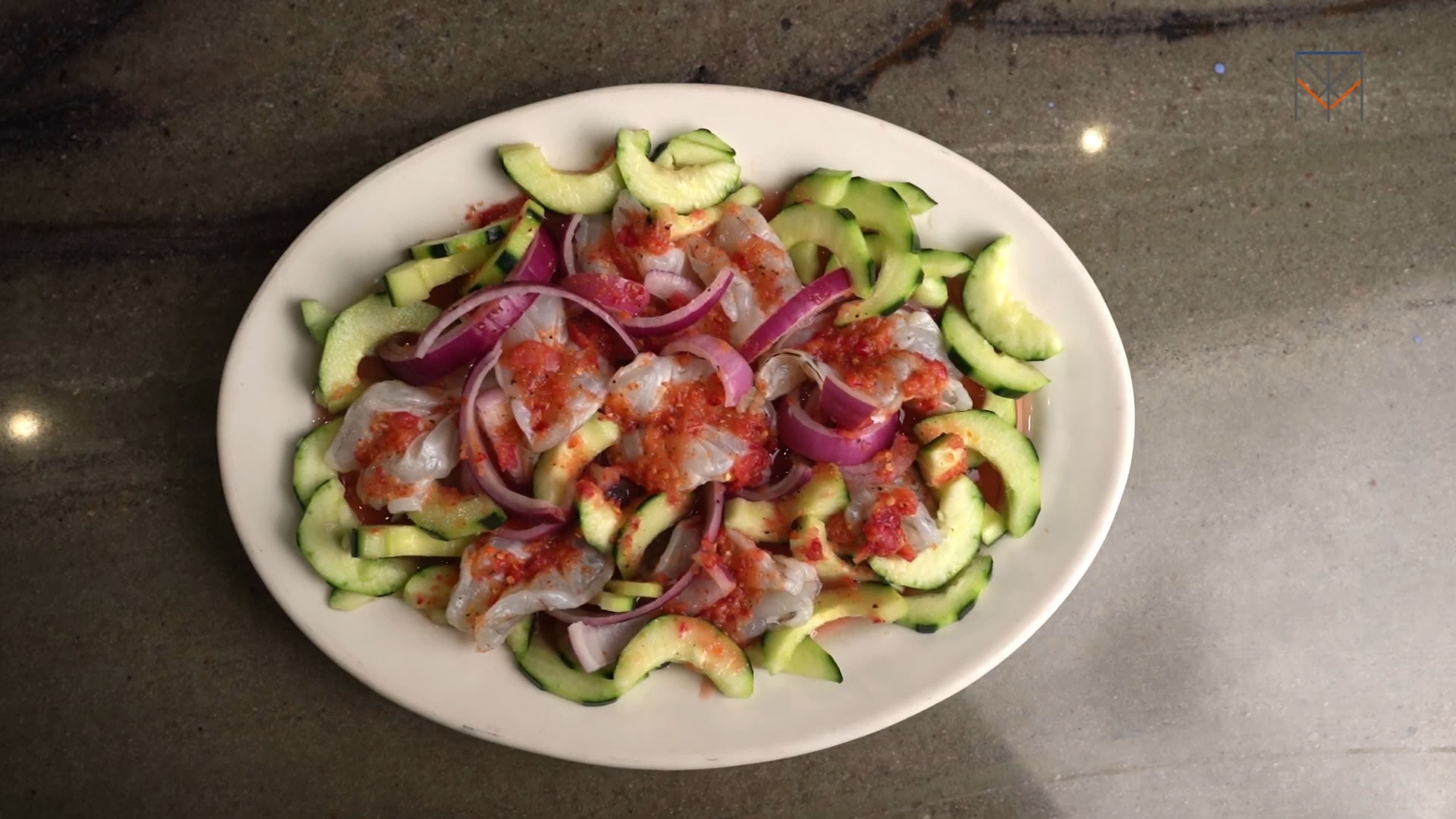 Aguachile rojo terminado en plato profesional