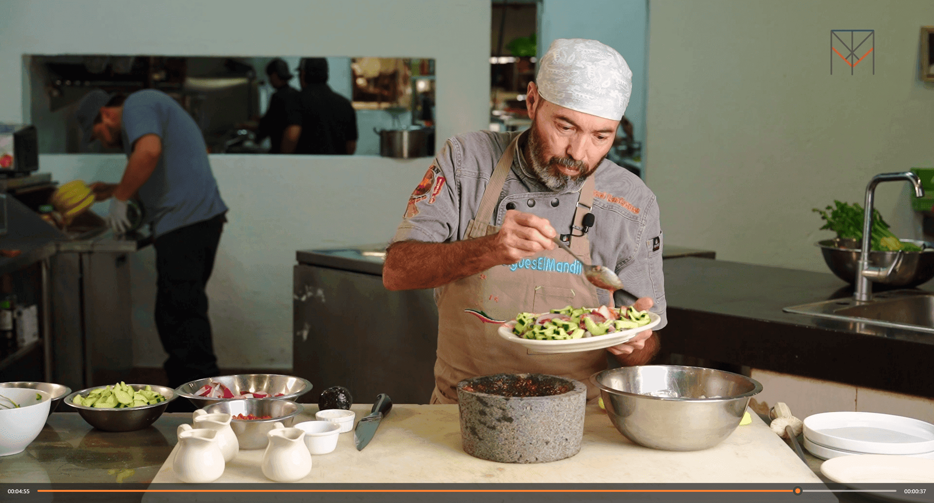 Chef Miguel Taniyama trabajando en cocina